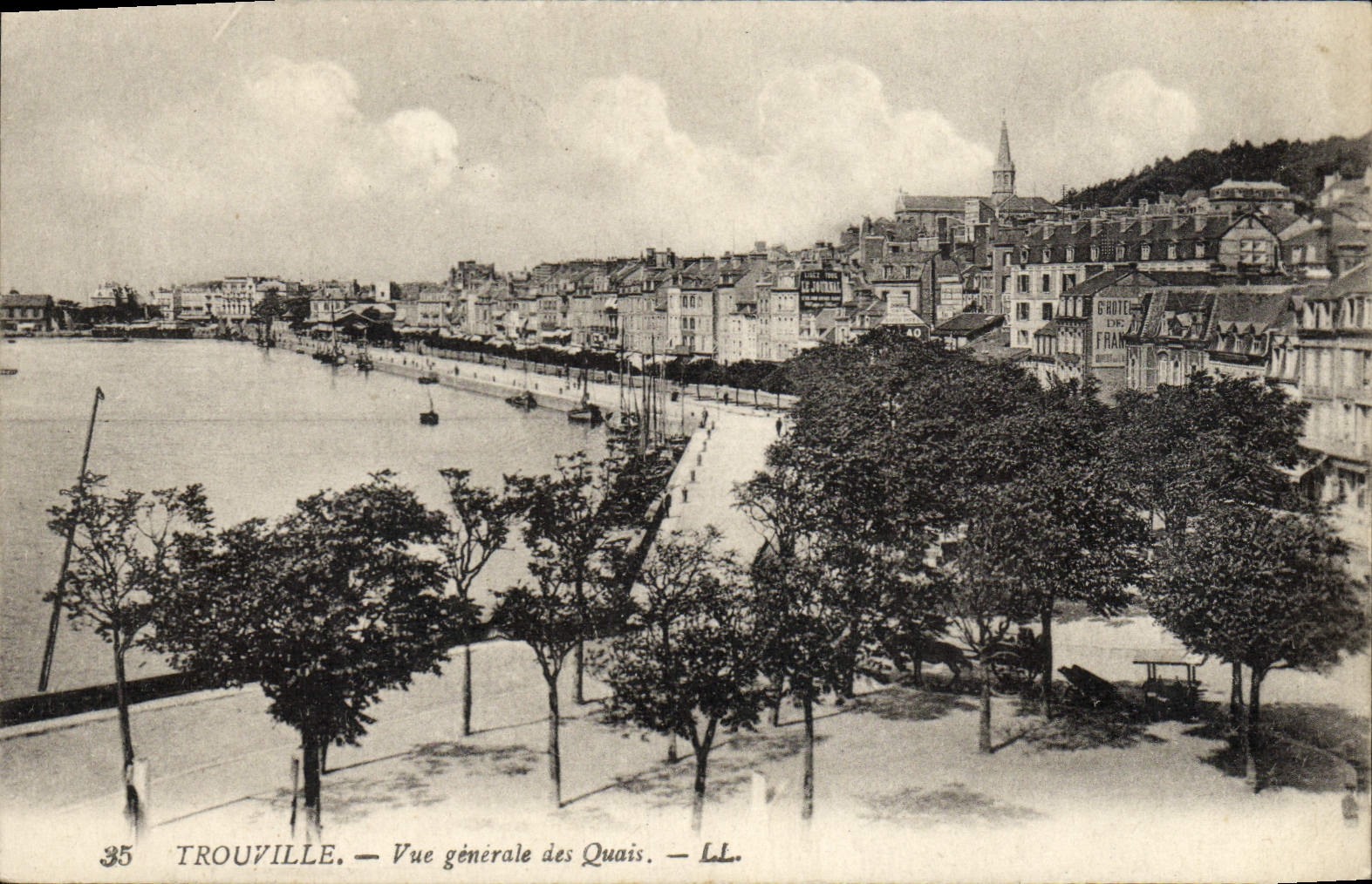 CPA Trouville Vue generale des quais