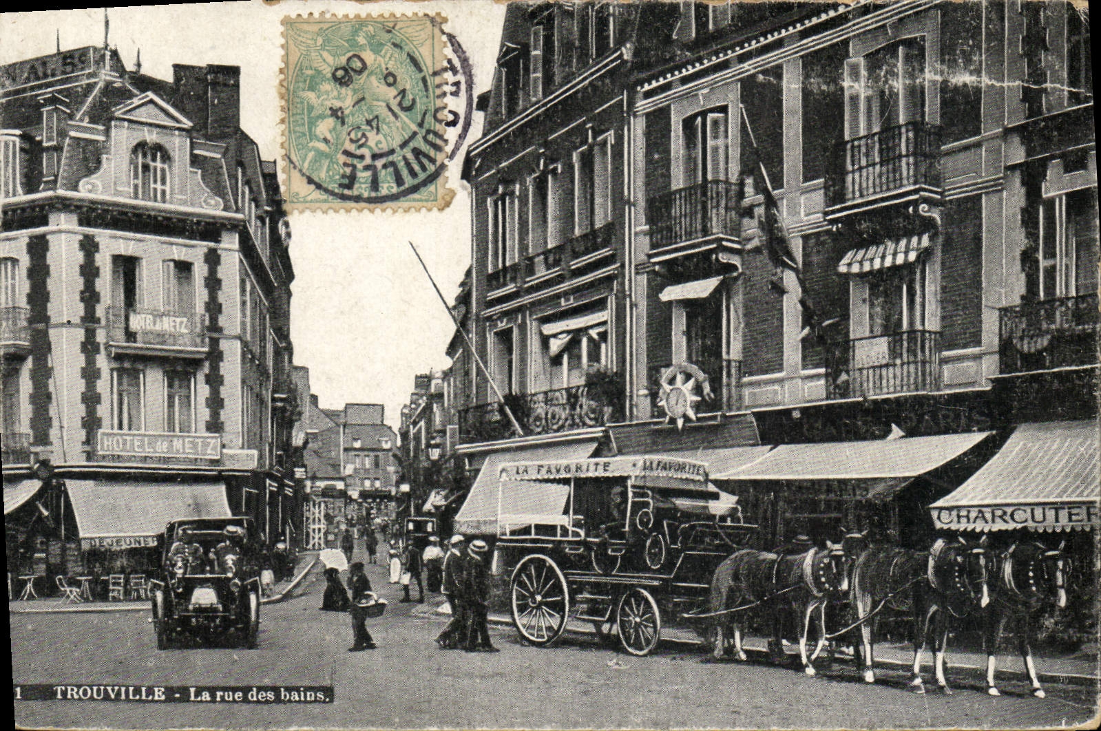 CPA Trouville La rue des bains