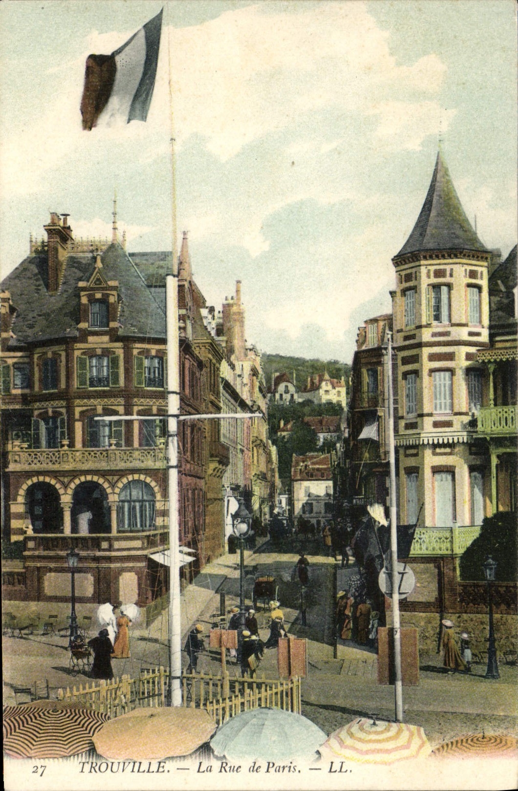 CPA Trouville La rue de Paris