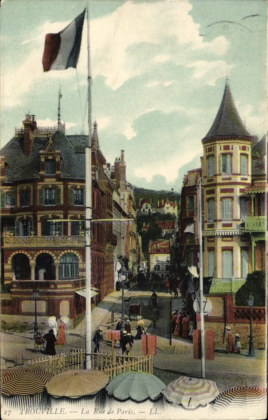 CPA Trouville La rue de Paris