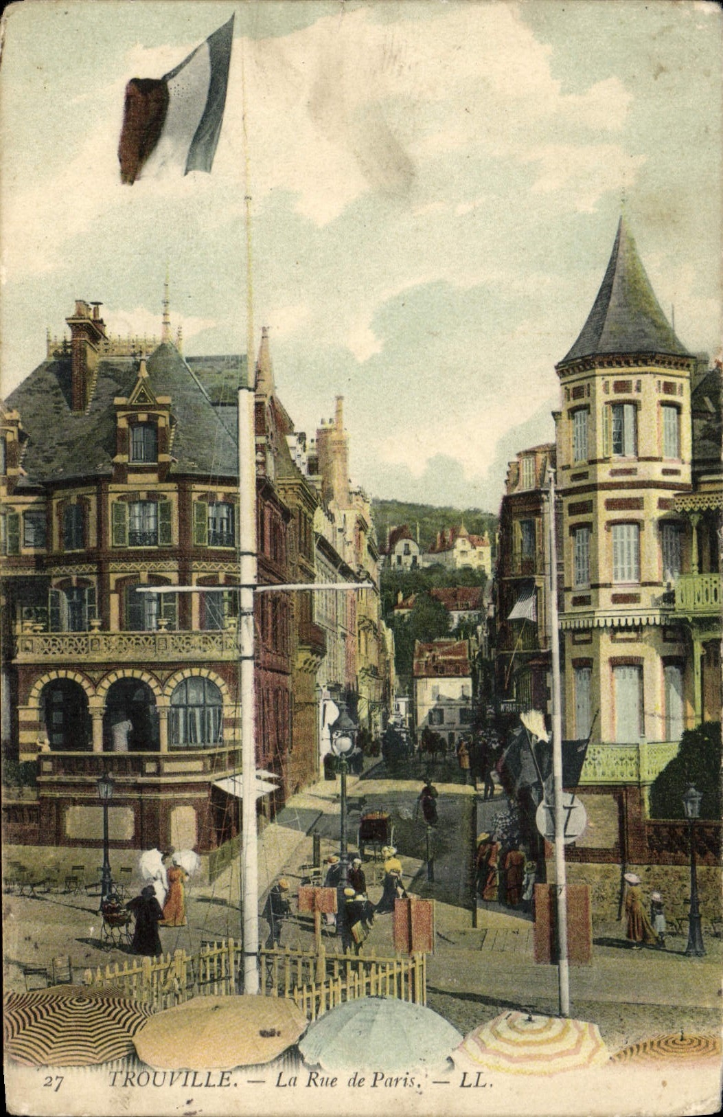 CPA Trouville La rue de Paris