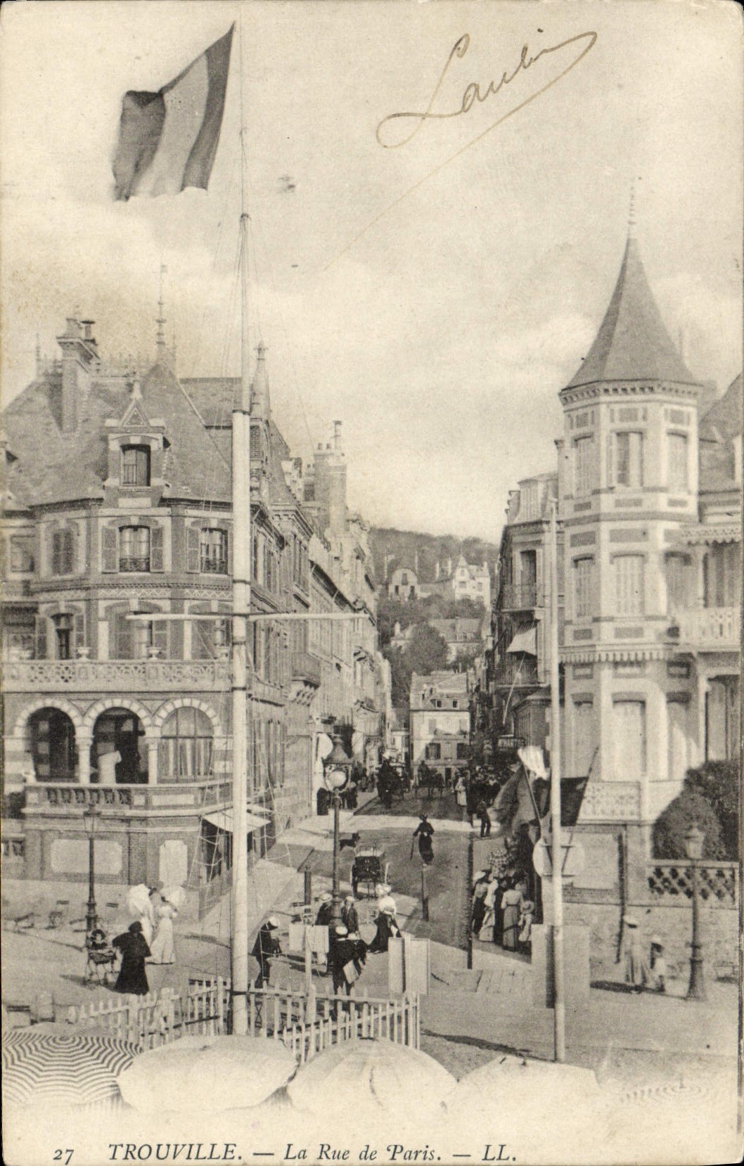 CPA Trouville la rue de paris