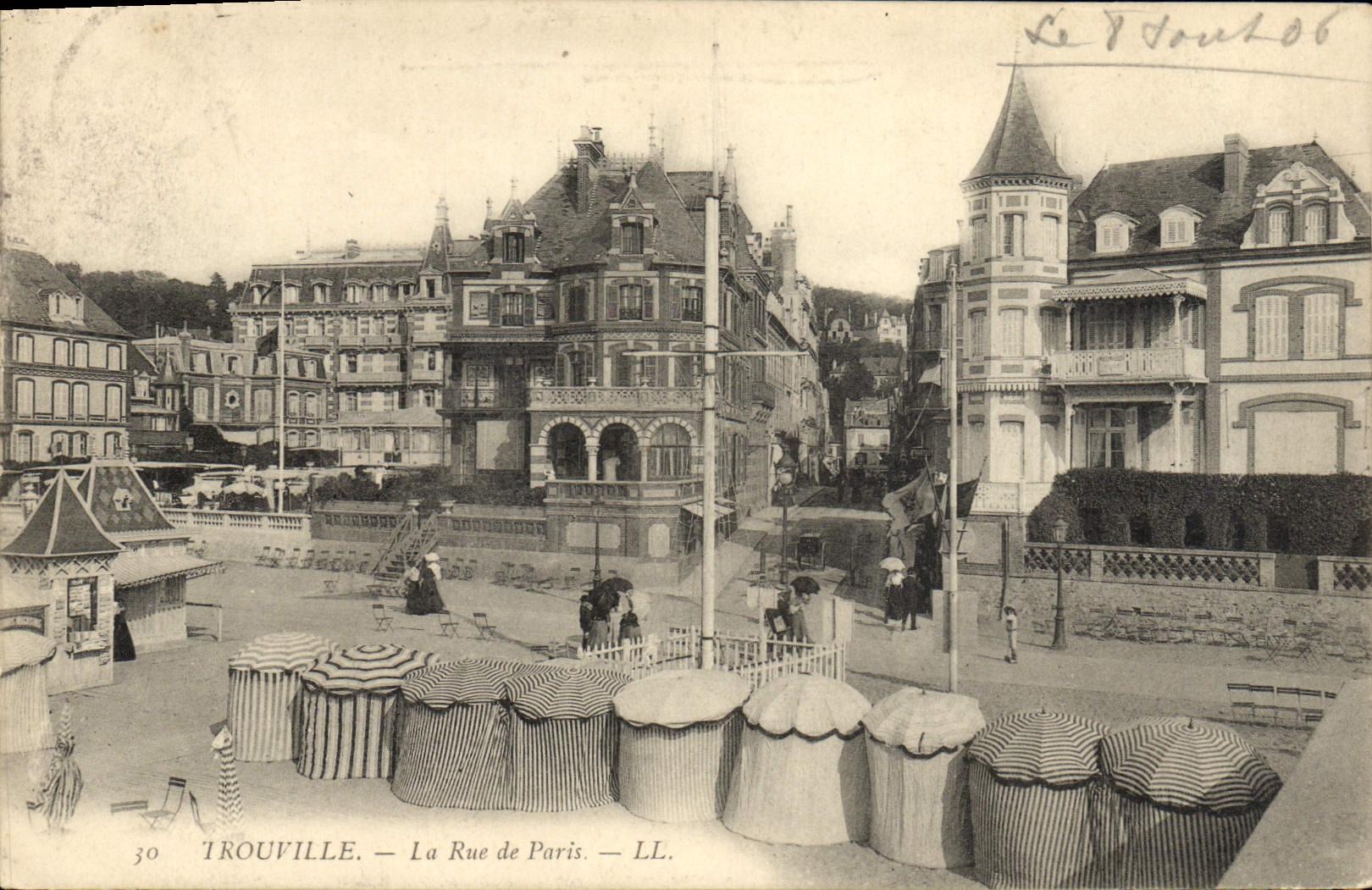 CPA Trouville La rue de paris