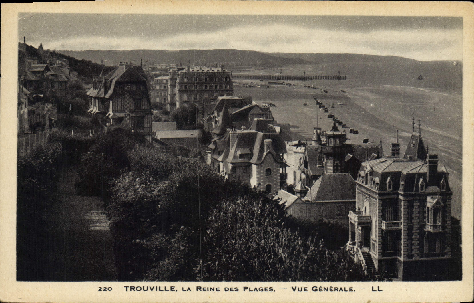 CPA Trouville La reine des plages vue generale