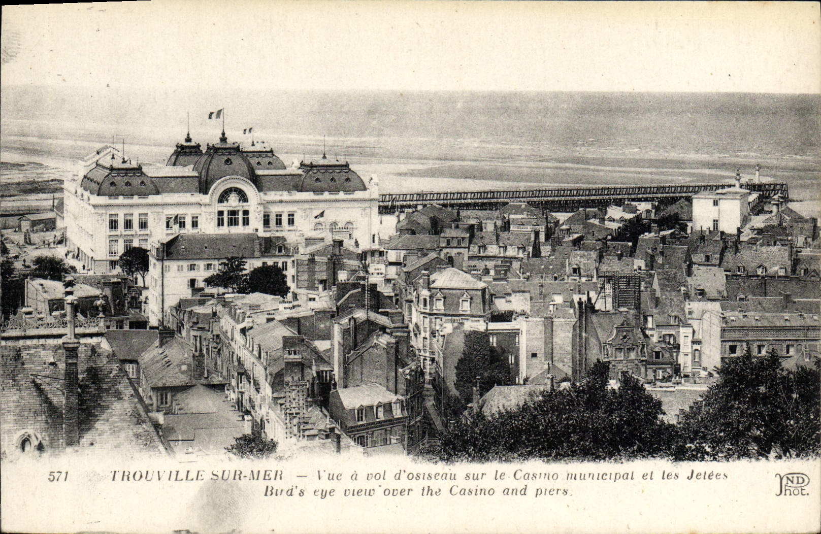 CPA Trouville Sur Mer Vue a vol d'oiseau sur le casino municipal et les jetees