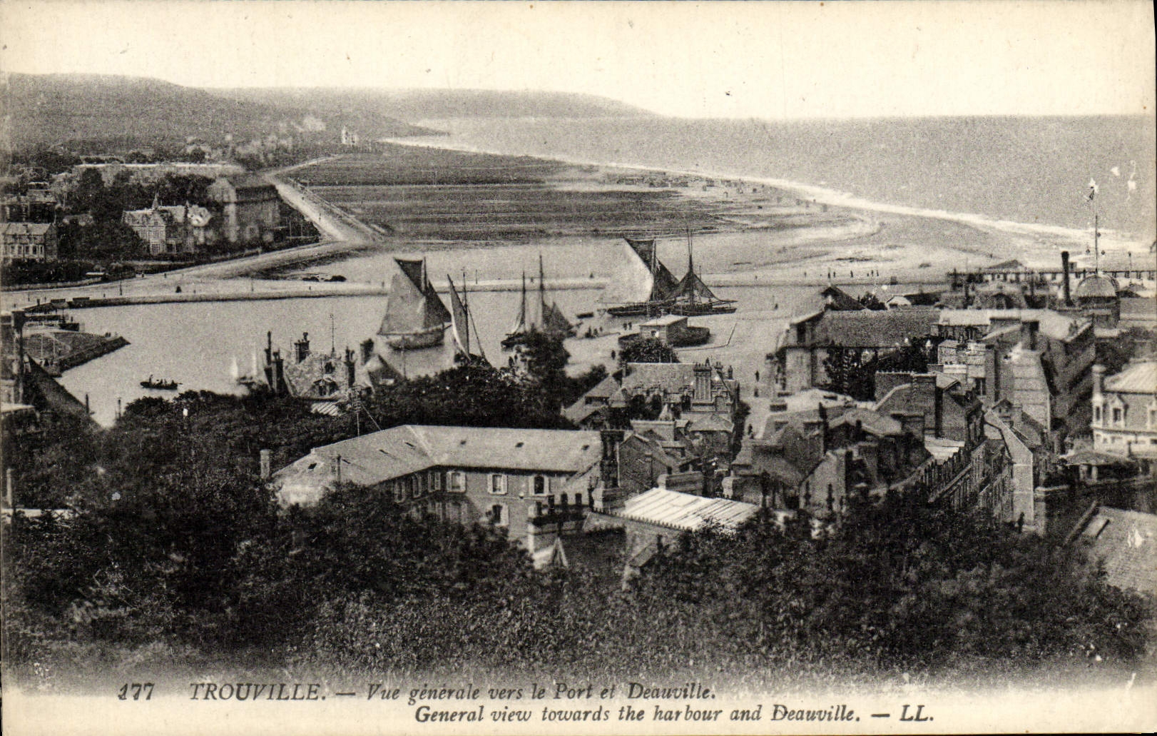 CPA Trouville vue generale vers le port et Deauville