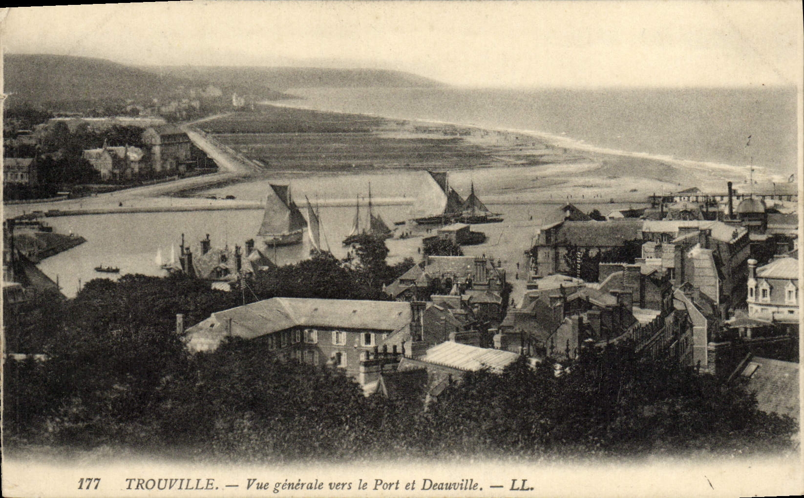 CPA Trouville vue generale vers le port et Deauville