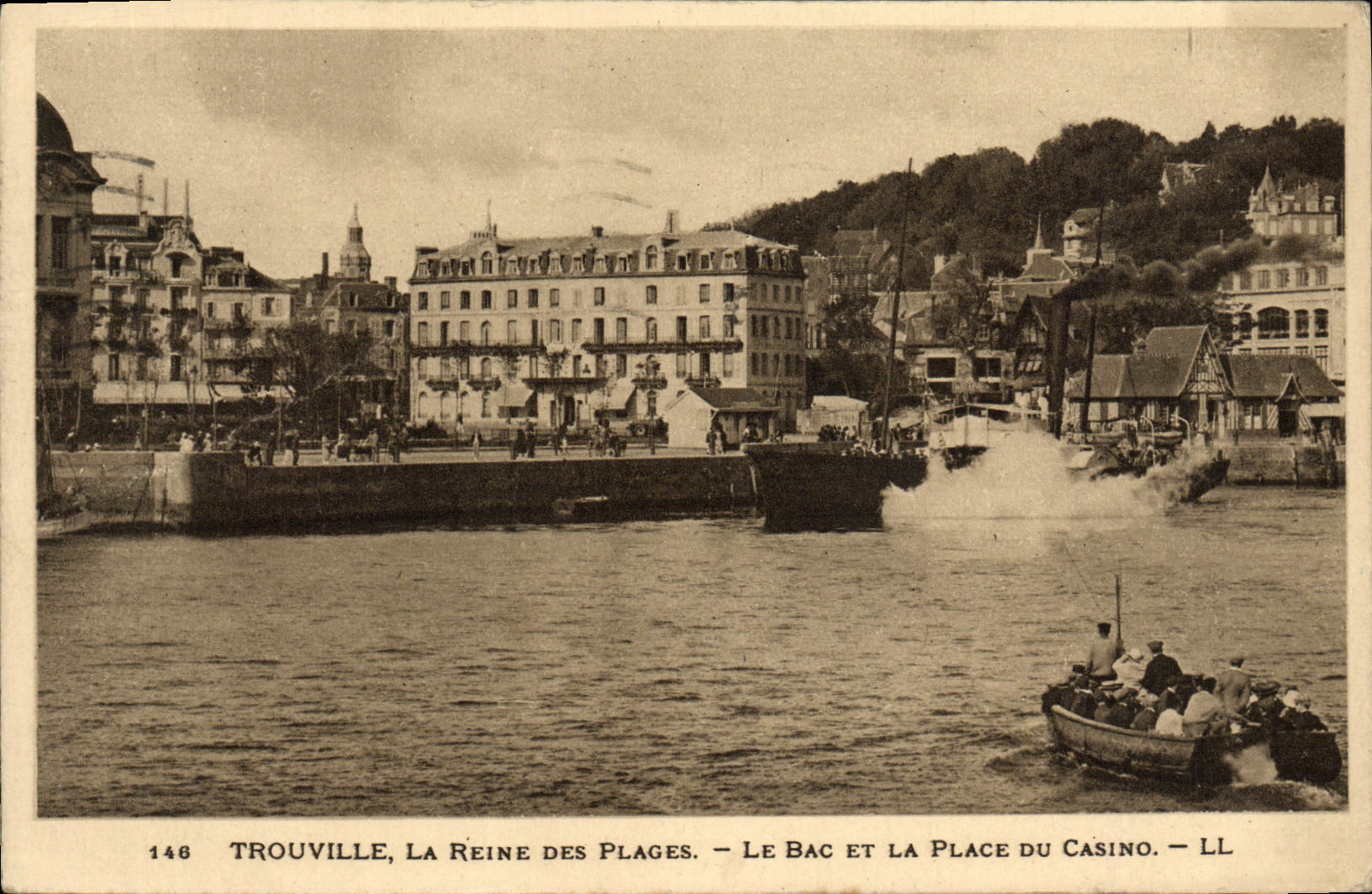 CPA Trouville La reine des plages le bac et la place du casino Bateaux