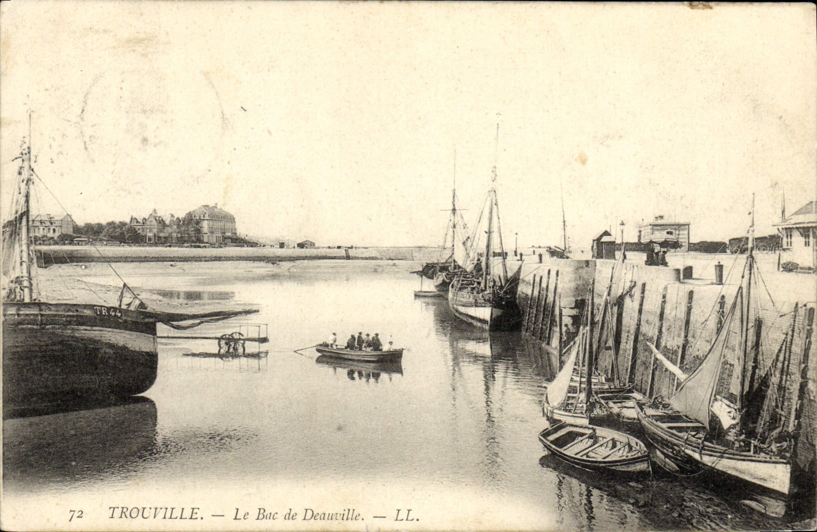 CPA Trouville Le bac de Deauville Bateaux