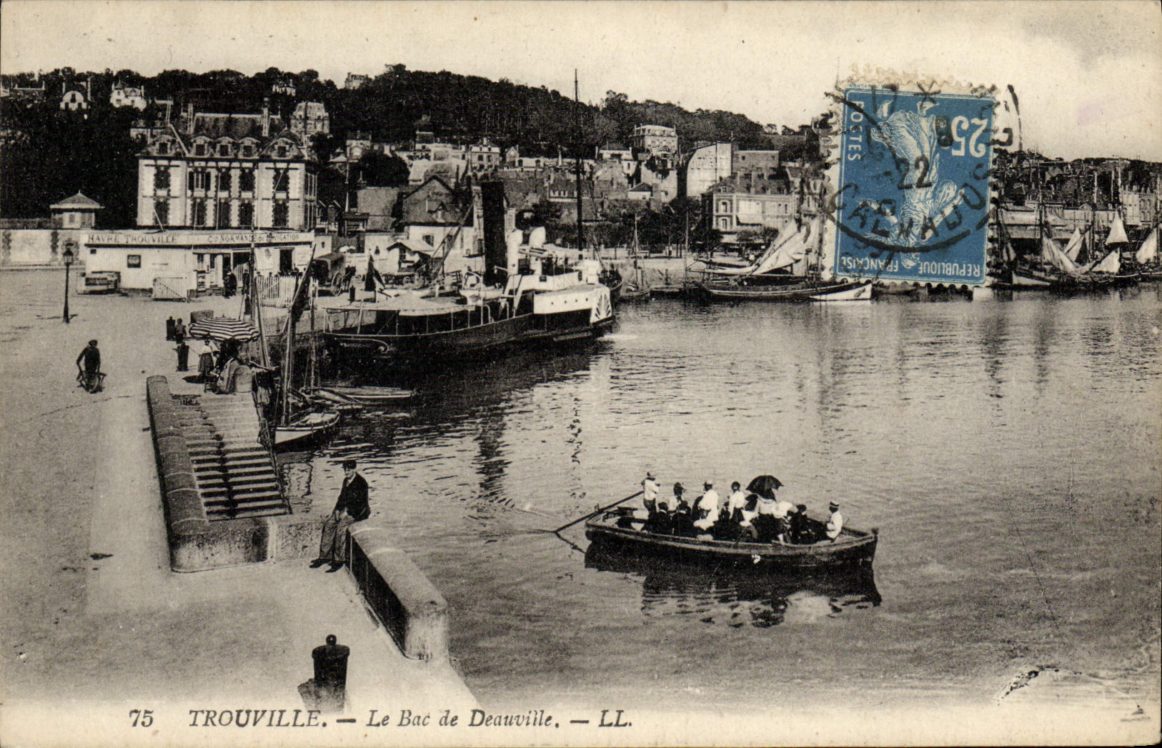 CPA Trouville Le bac de Deauville Bateaux