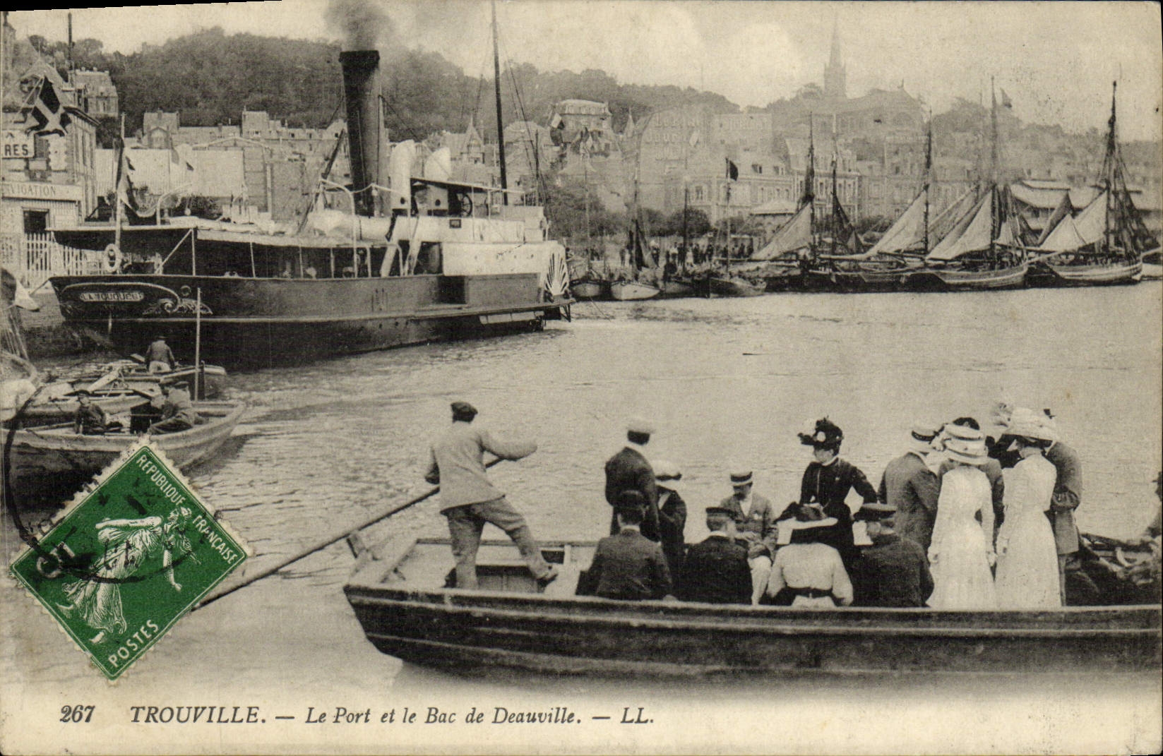 CPA Trouville Le port et le bac de Deauville Bateaux