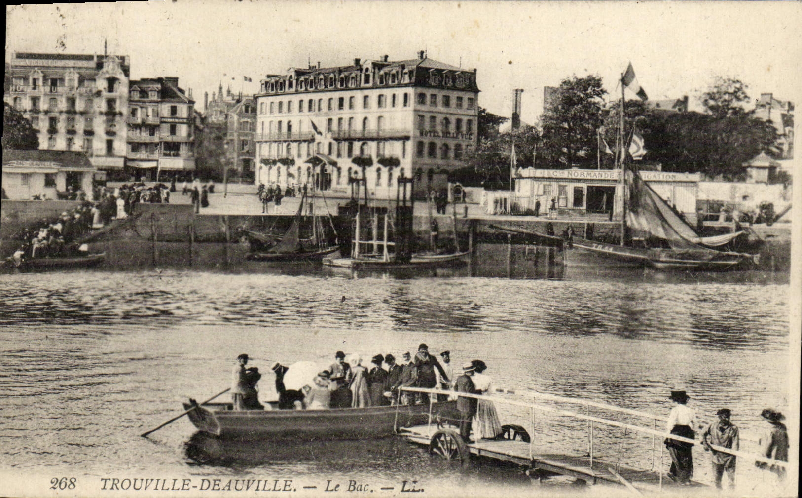 CPA Trouville Deauville Le bac Bateaux