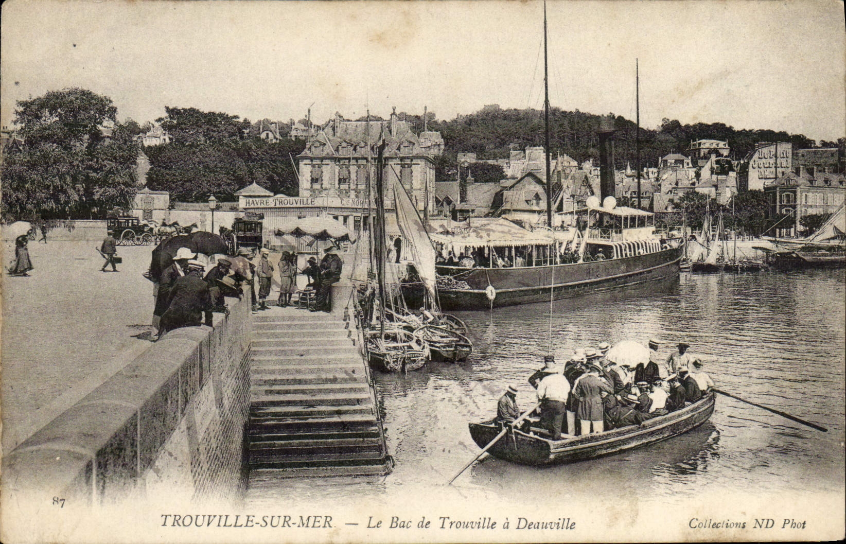 CPA Trouville Sur Mer Le bac trouville a Deauville Bateaux