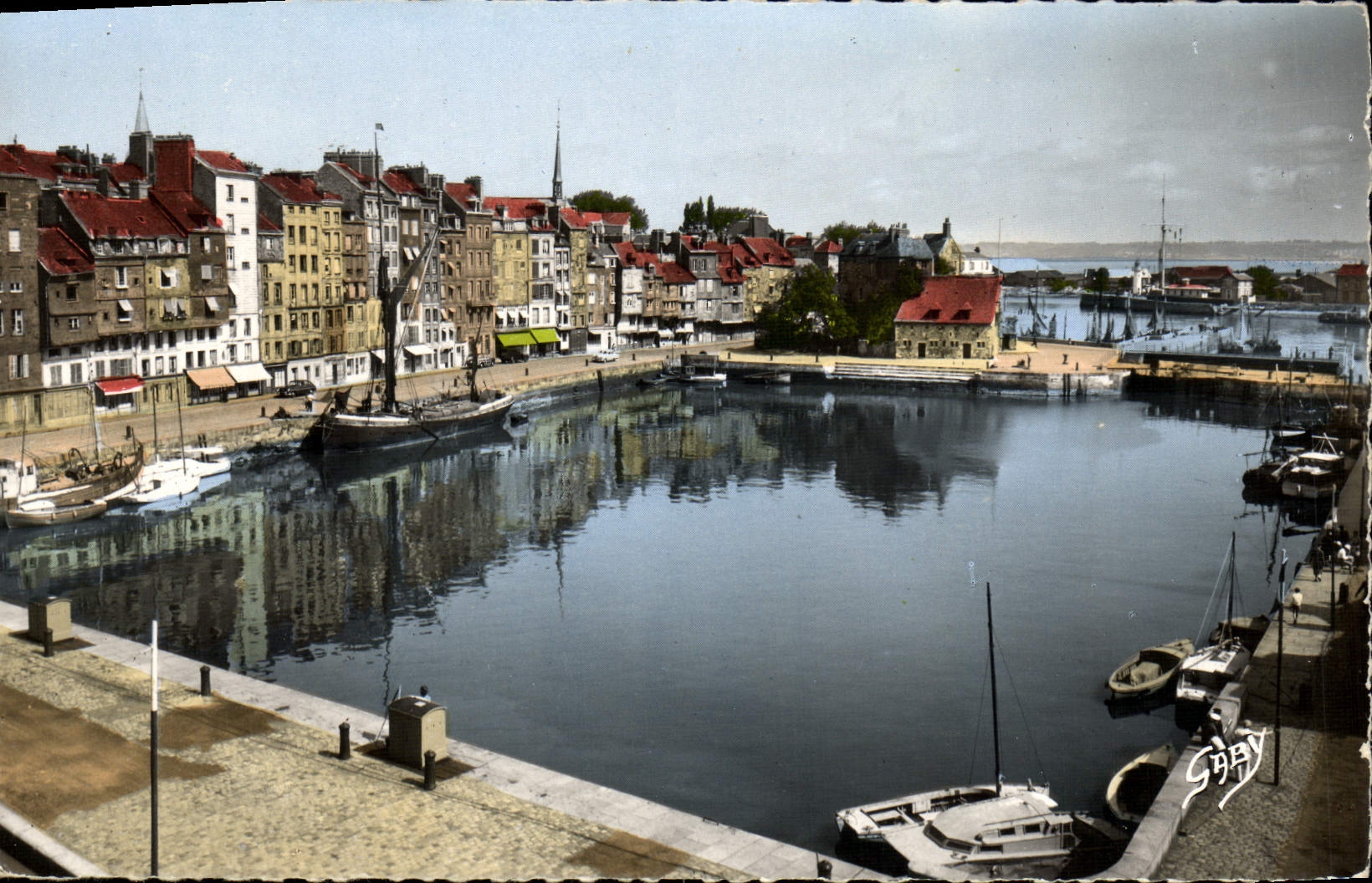 CPM Honfleur Le Vieux Bassin