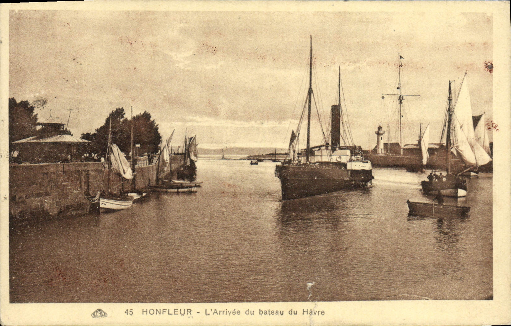 CPA Honfleur L'Arrivee du Bateau du Havre