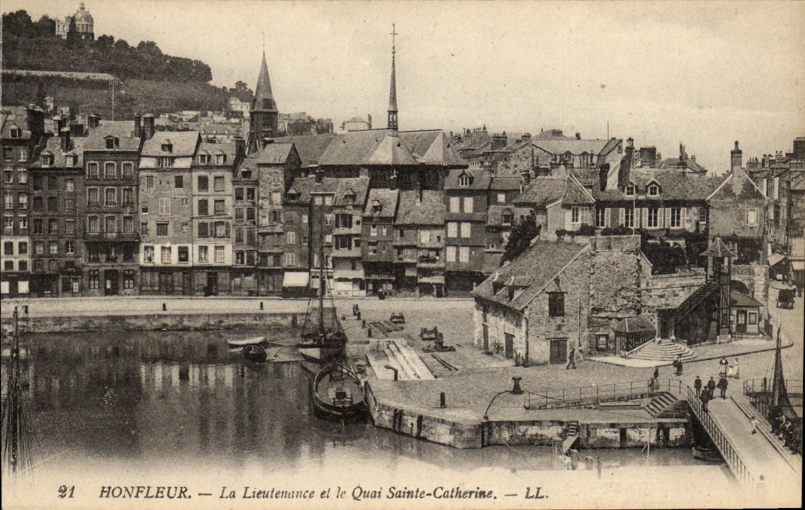CPA Honfleur La Lieutenance et Quai Sainte Catherine