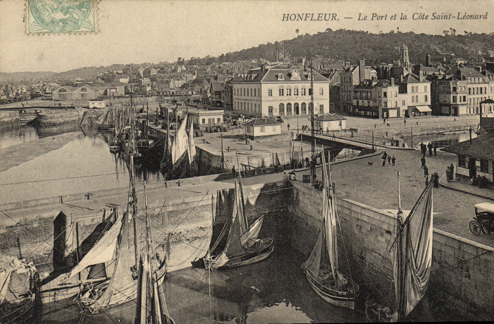 CPA Honfleur Le Port et la Cote Saint Leonard Bateaux