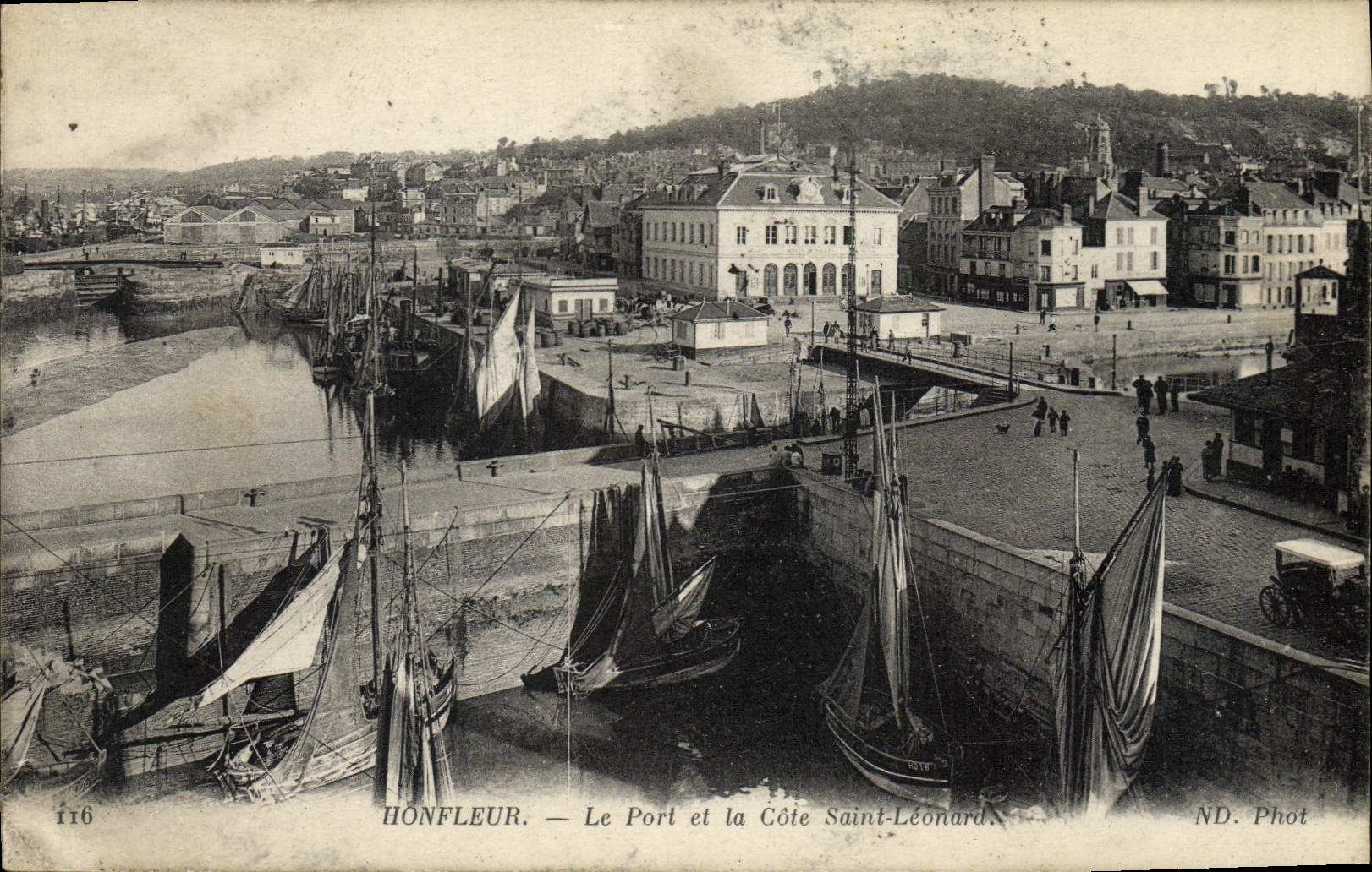 CPA Honfleur Le Port et la Cote Saint Leonard Bateaux