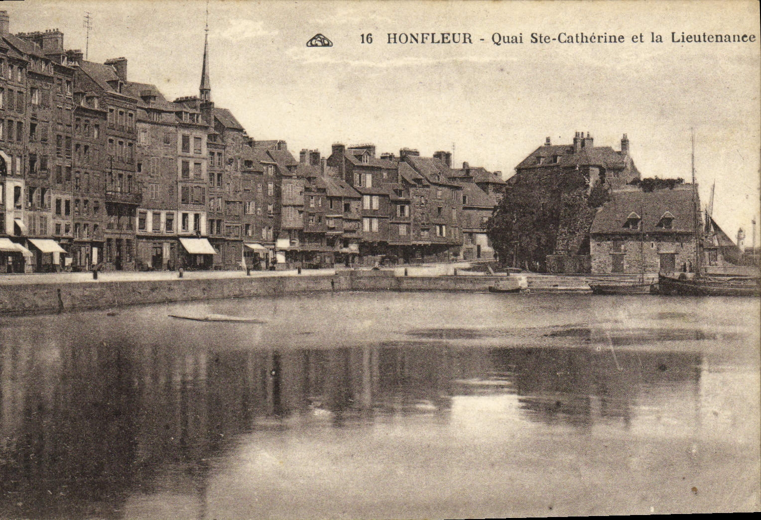 CPA Honfleur Quai Sainte Catherine et la Lieutenance