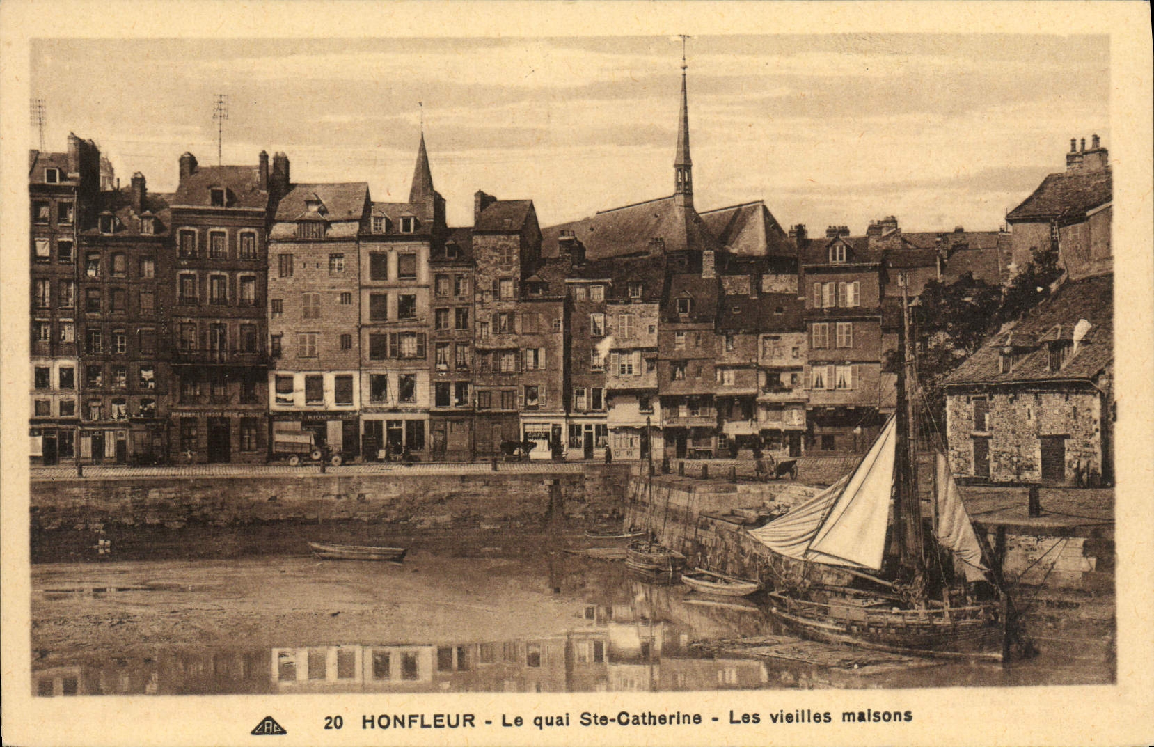 CPA Honfleur Le Quai Ste Catherine Les Vieilles maisons Bateaux