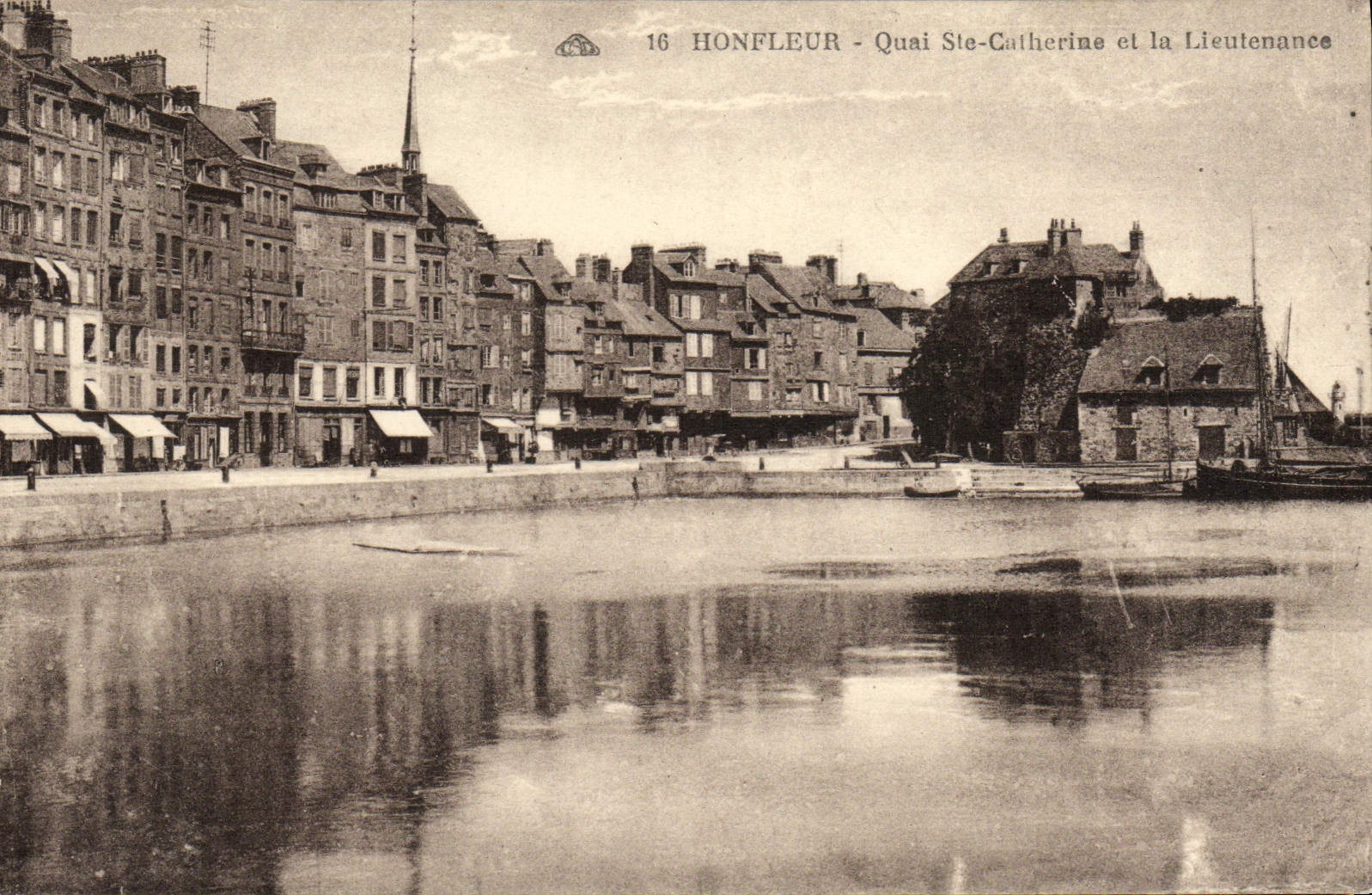 CPA Honfleur Le Quai Ste Catherine et la Lieutenance