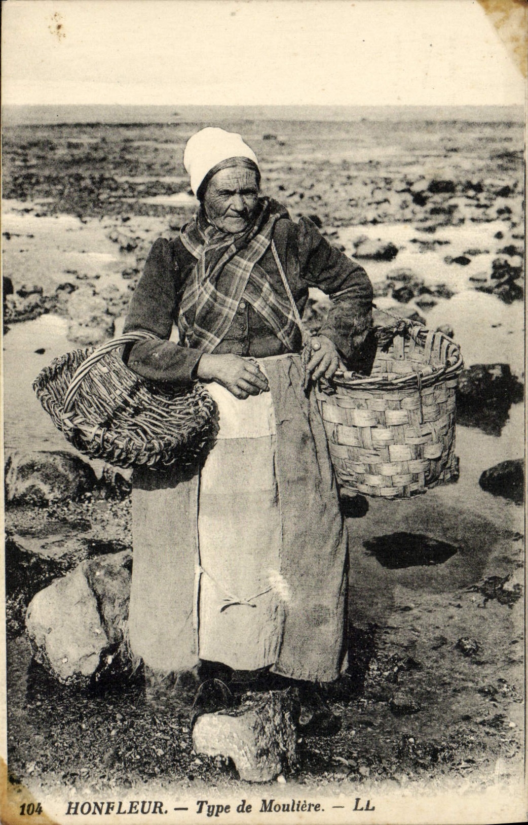 VINTAGE POSTCARD Standard Honfleur De Mouliere TOP