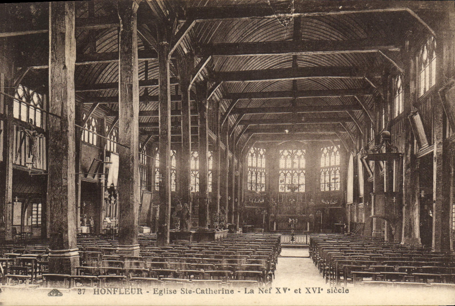 CPA Honfleur L'Eglise Ste Catherine La nef