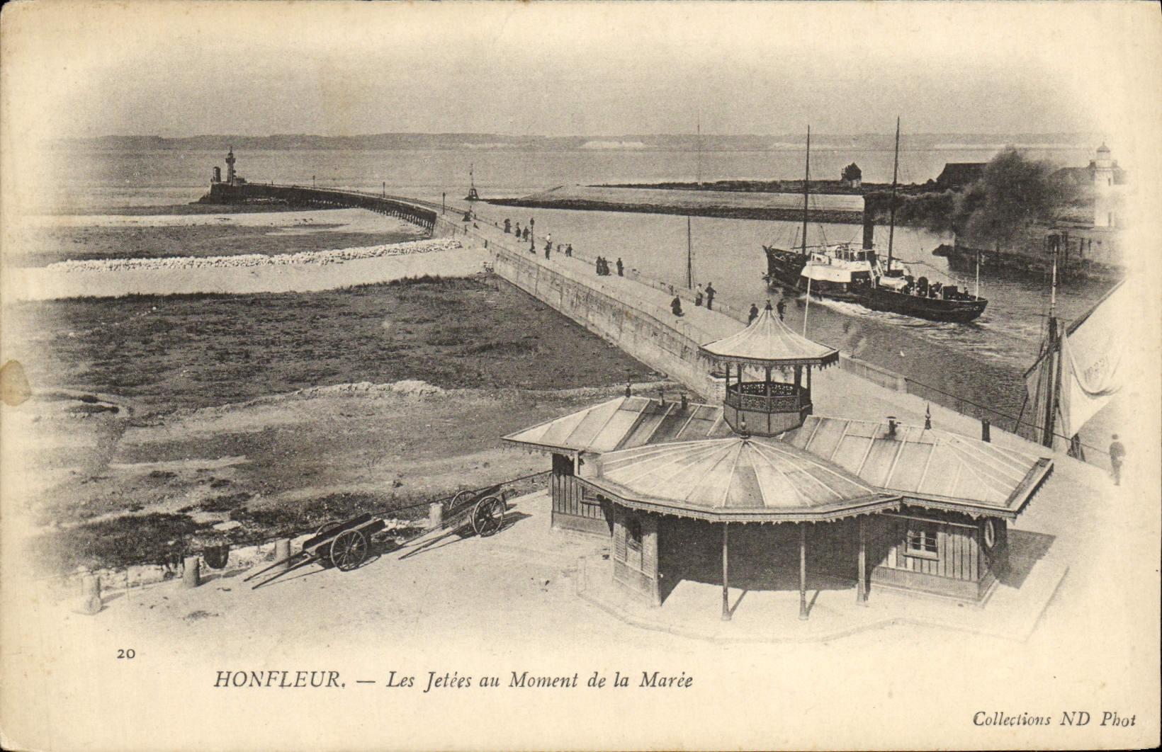 CPA Honfleur Les Jetees au Moment de la Maree Bateau