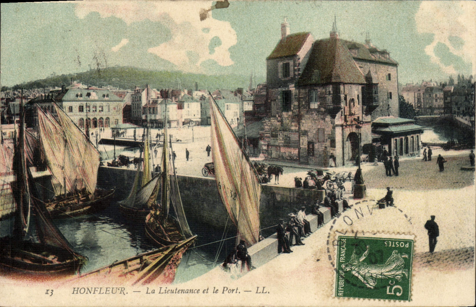 CPA Honfleur La Lieutenance et le Port Bateaux 