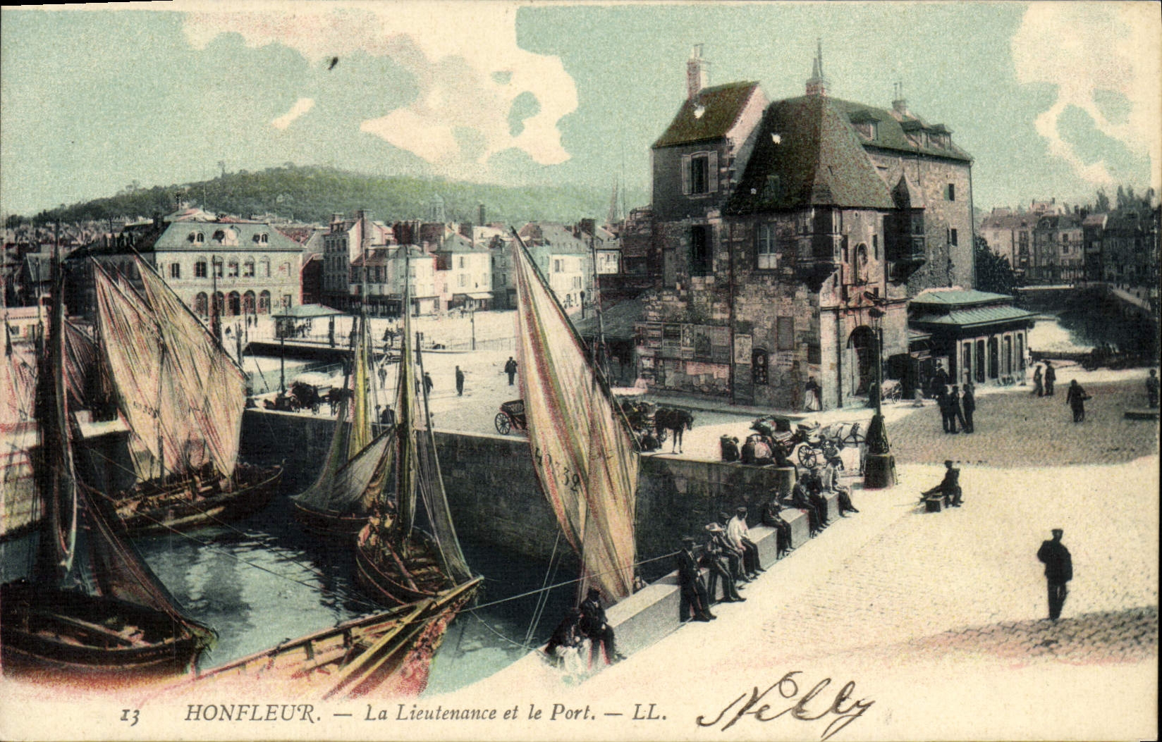 CPA Honfleur La Lieutenance et le Port Bateaux