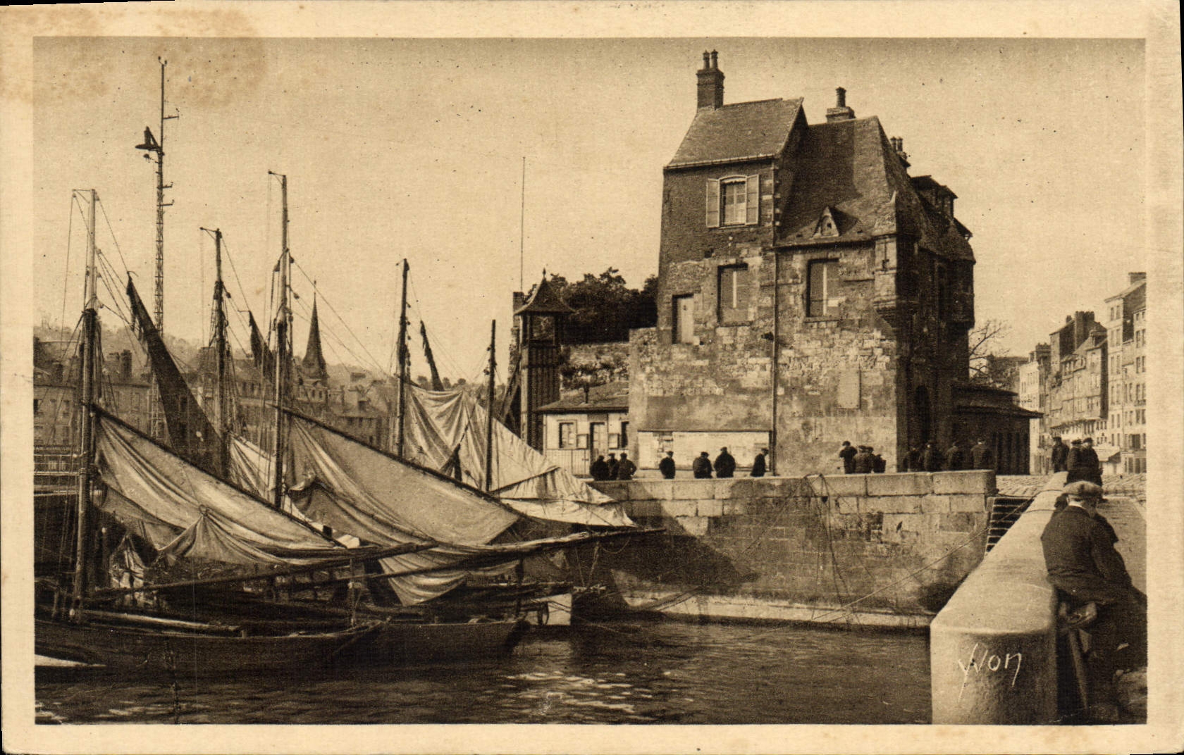 CPA Honfleur La Lieutenance et le Port Bateaux