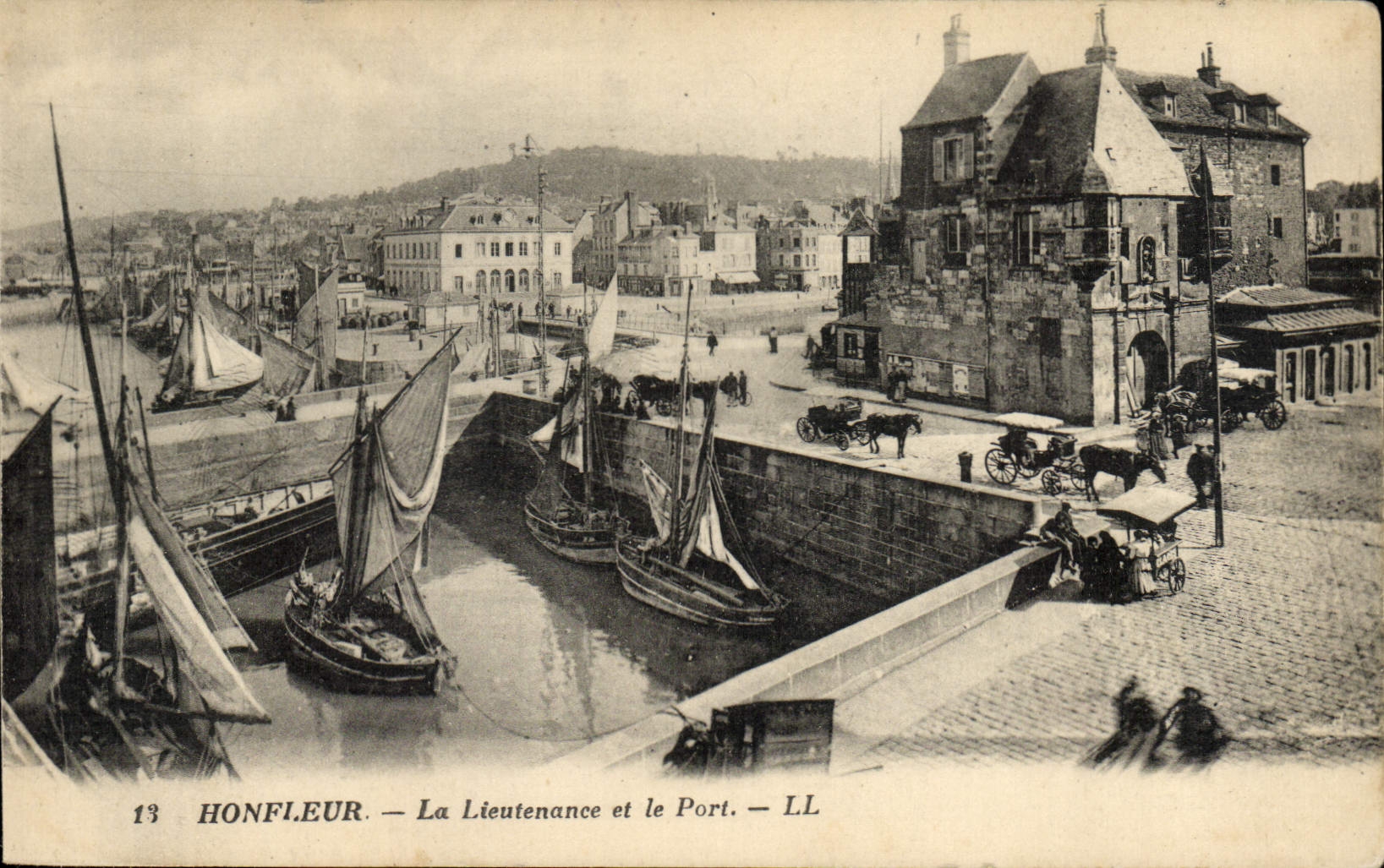 CPA Honfleur La Lieutenance Bateaux