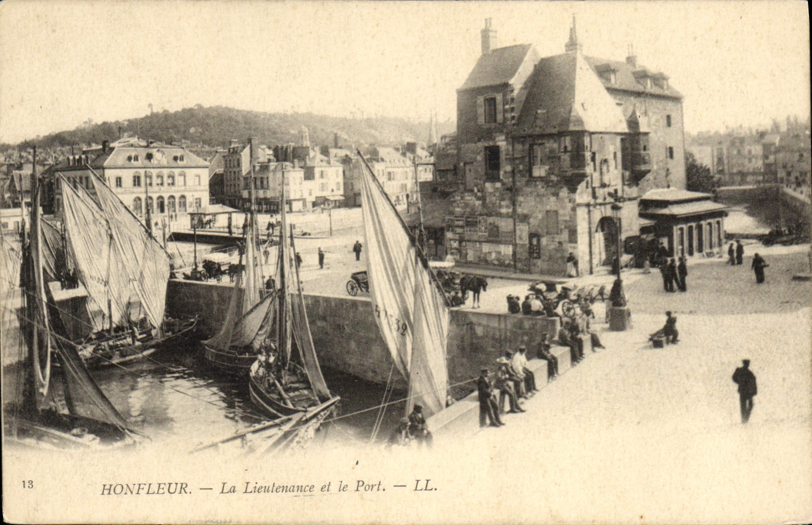 CPA Honfleur La Lieutenance et le Port Bateaux