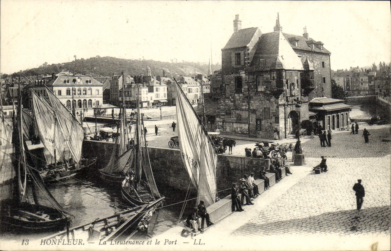 CPA Honfleur La Lieutenance et le Port Bateaux