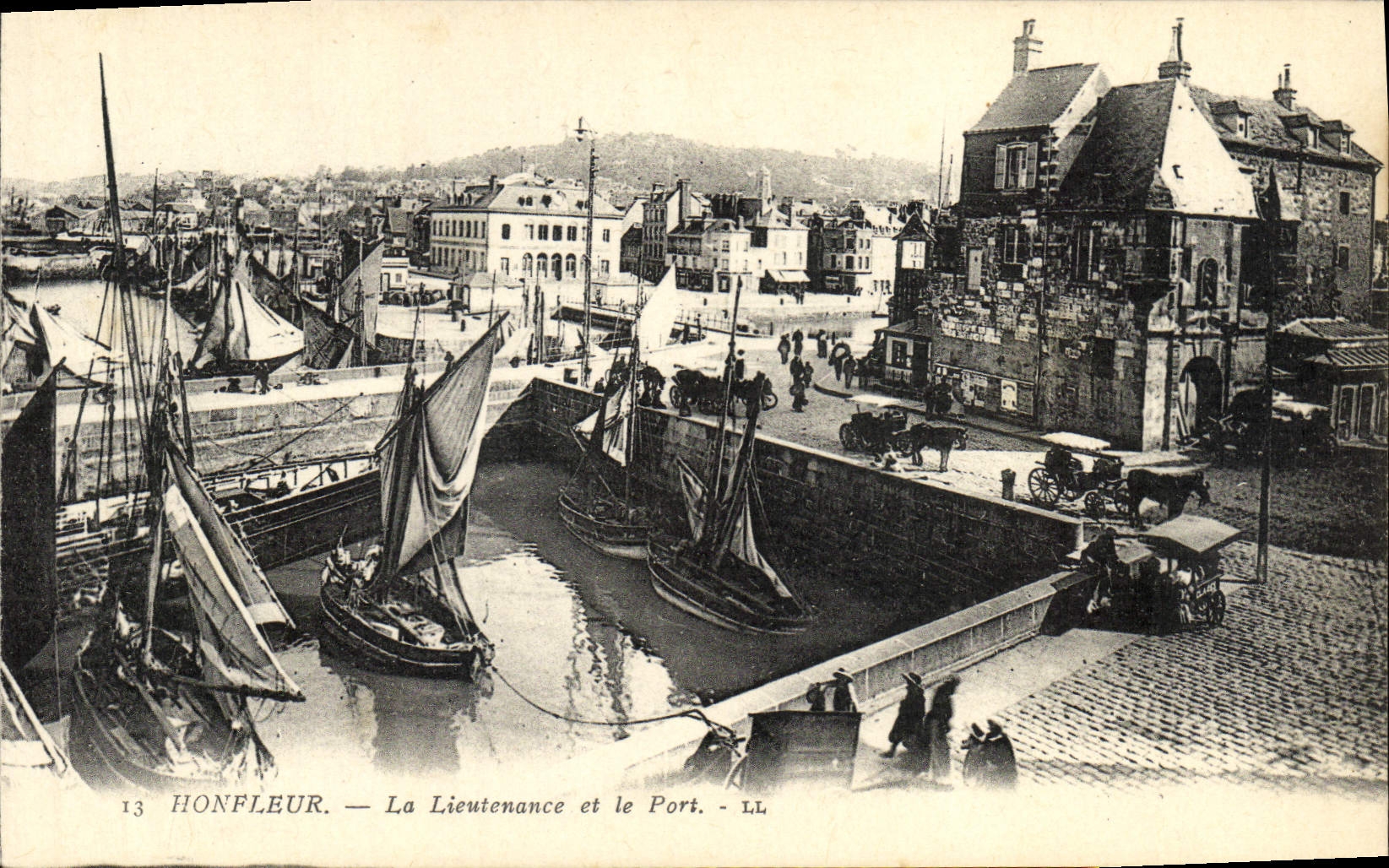 CPA Honfleur La Lieutenance et le Port Bateaux