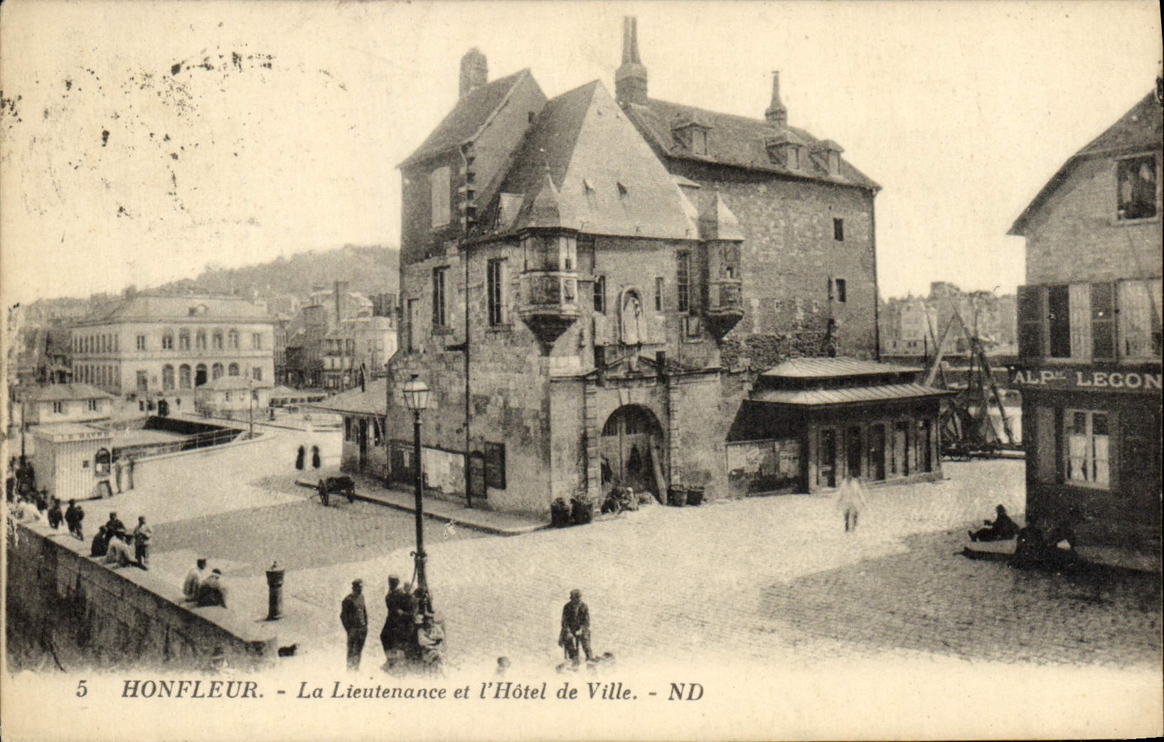 CPA Honfleur La Lieutenance et l'Hotel de Ville