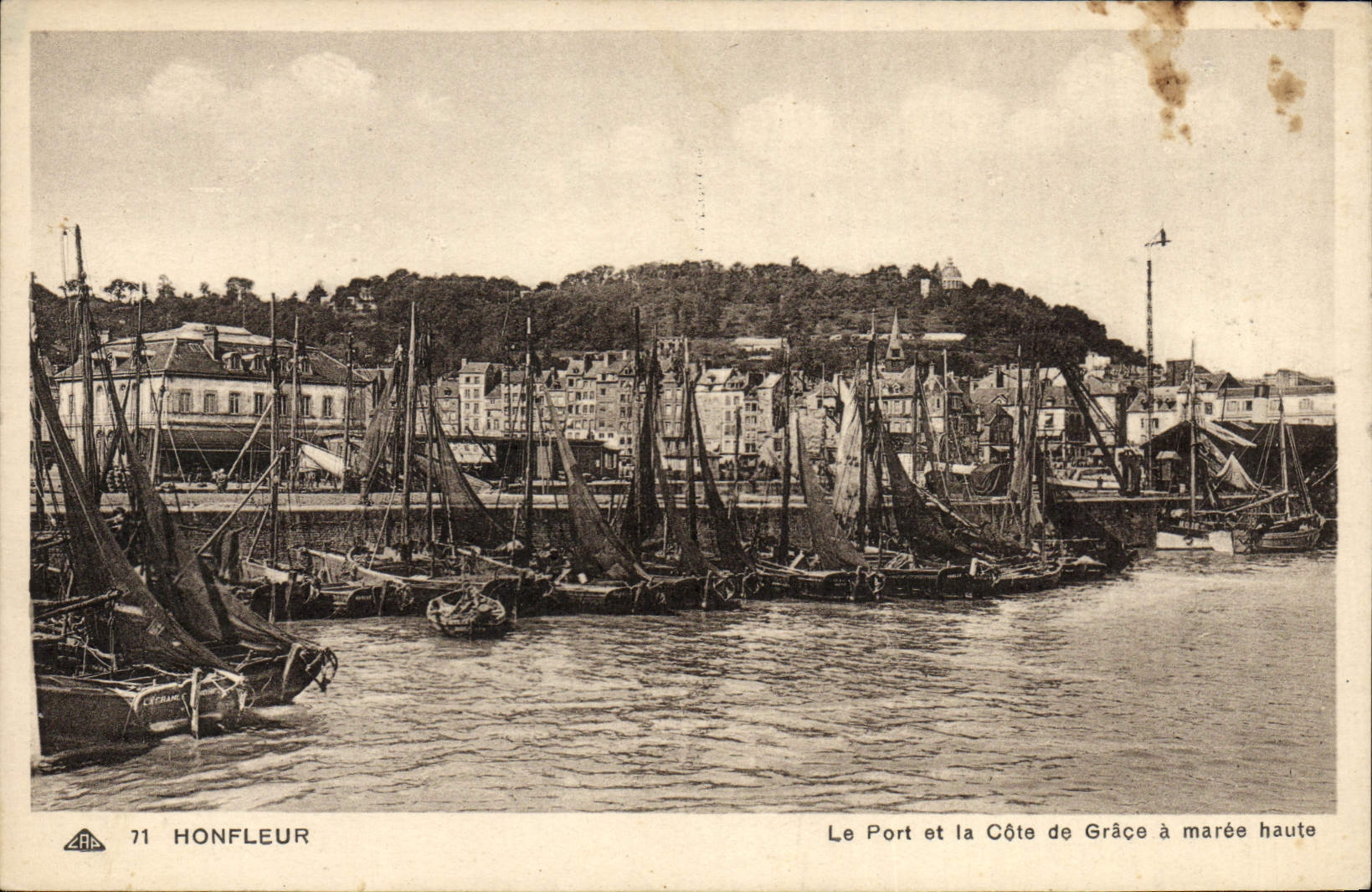 CPA Honfleur Le Fort et le Cote de Grace a maree haute Bateaux 