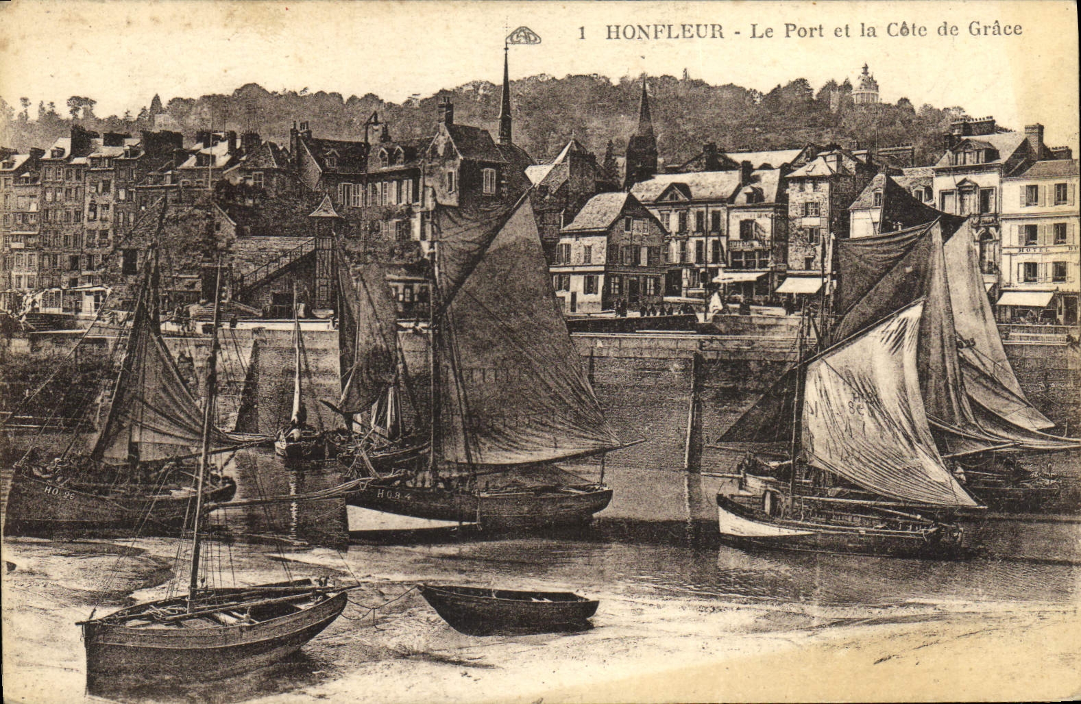 CPA Honfleur Le Fort et le Cote de Grace a maree haute Bateaux 