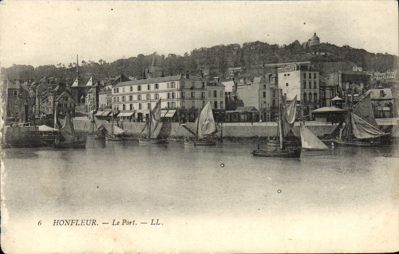 CPA Honfleur Le Port Vu de la Lieutenance Bateaux