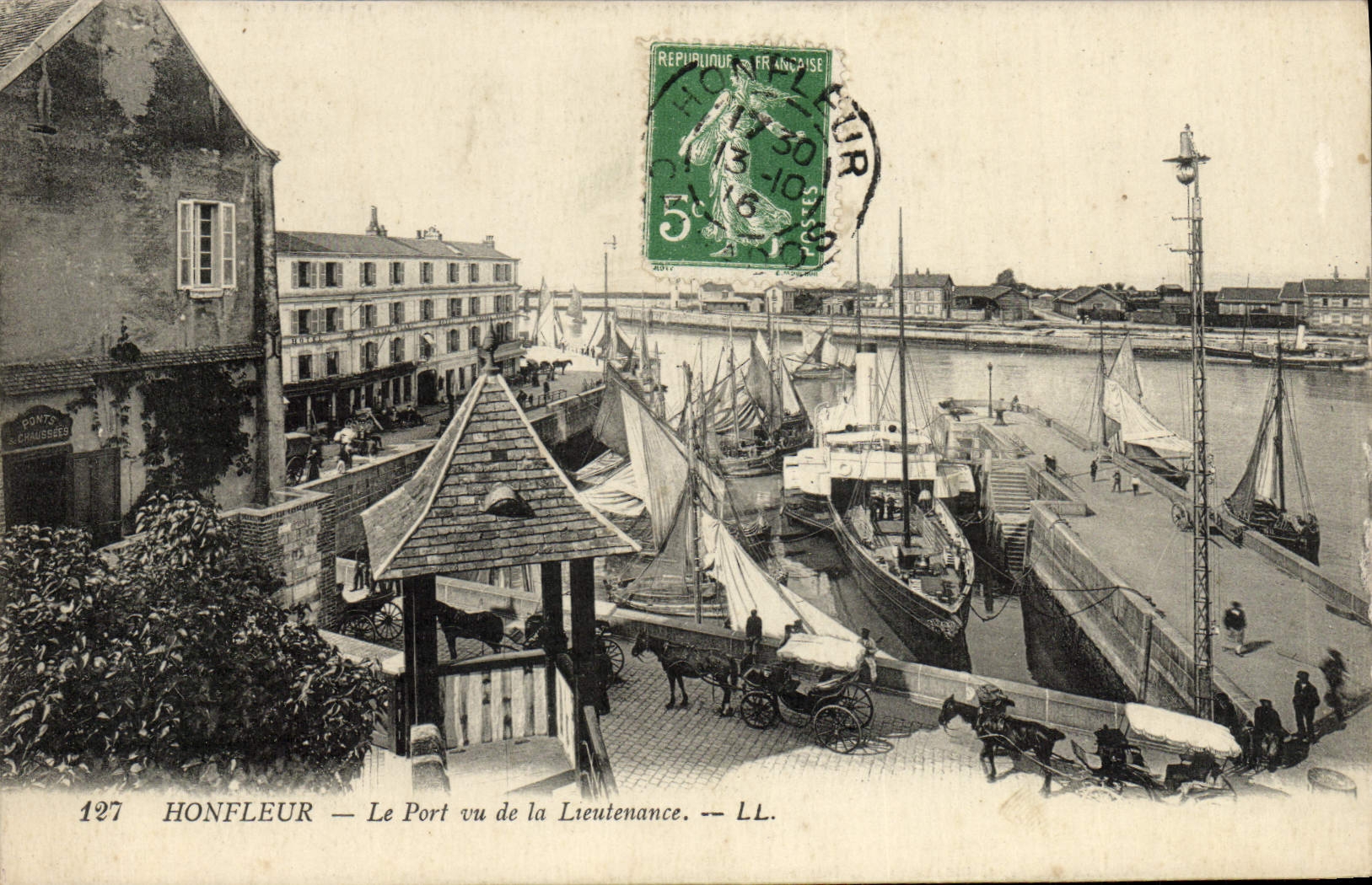 CPA Honfleur Le Port Vu de la Lieutenance Bateaux