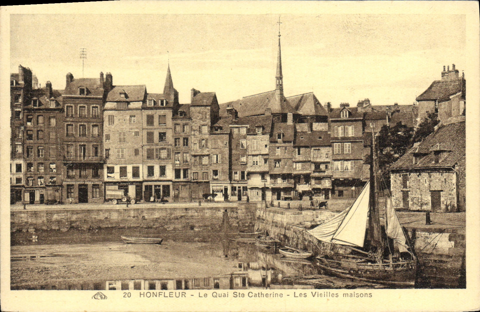 CPA Honfleur Le Quai Ste Catherine Les Vielles maisons Bateaux