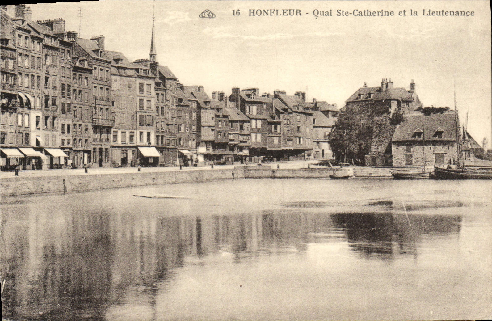 CPA Honfleur Quai Ste Catherine et la Lieutenance