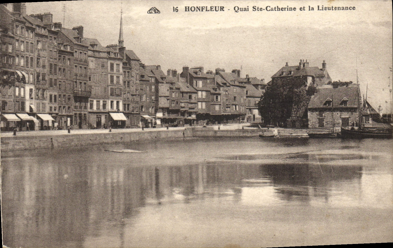 CPA Honfleur Quai Ste Catherine et la Lieutenance