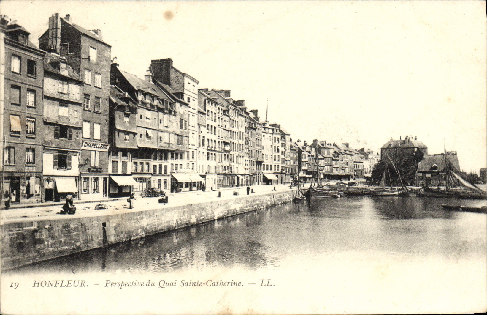 CPA Honfleur Prespective du Quai Sainte Catherine Bateaux