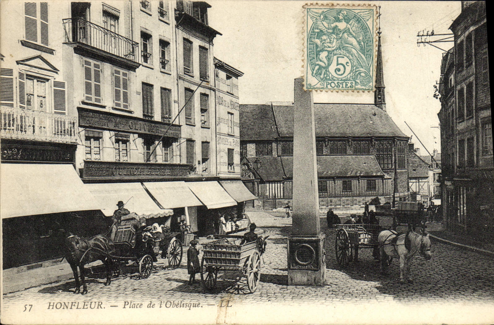 CPA Honfleur Place de l'Obelisque Cheval