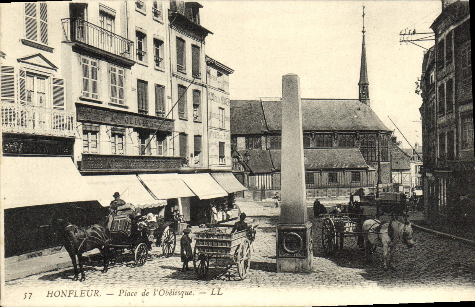 CPA Honfleur Place de l'Obelisque Cheval