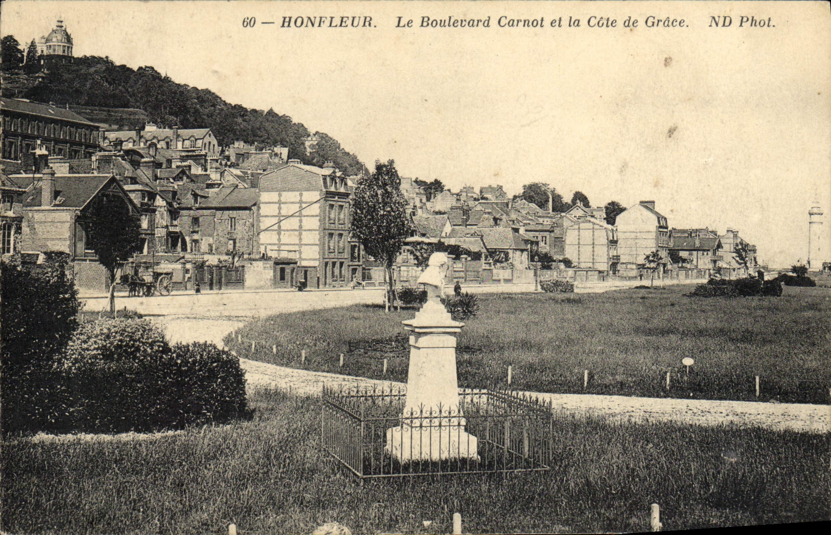 CPA Honfleur Le Boulevard Carnot et la Cote de Grace 