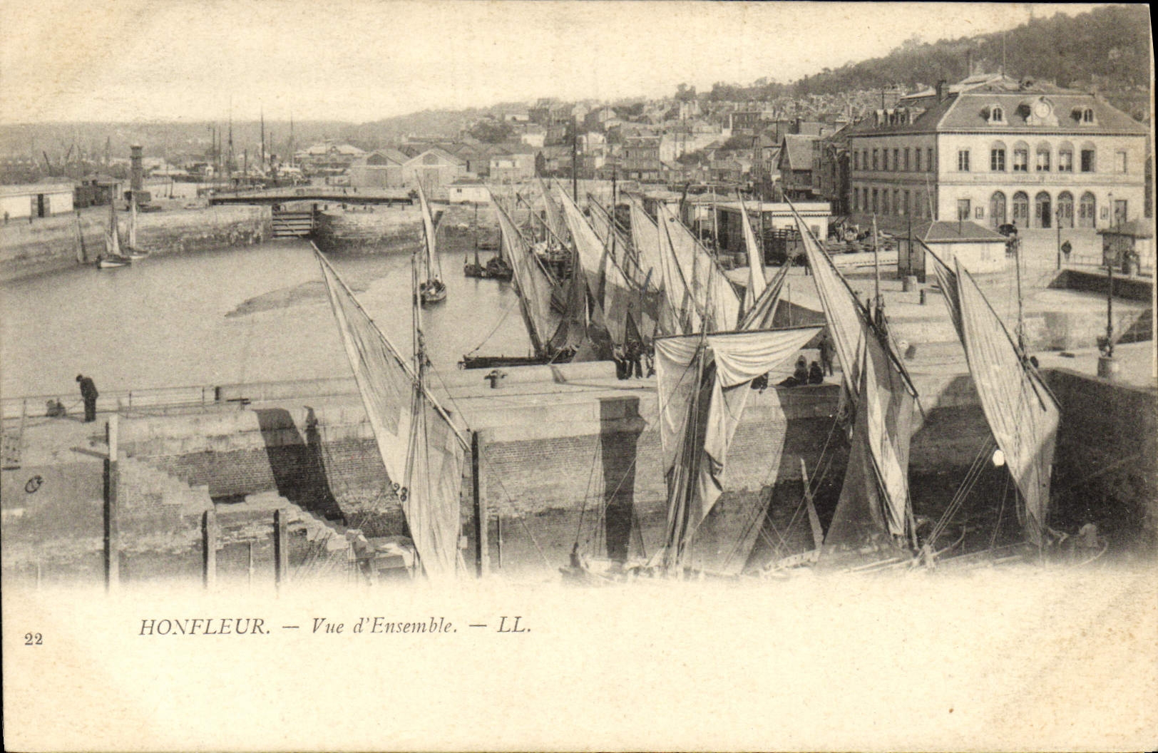 CPA Honfleur Vue d'Ensemble Bateaux