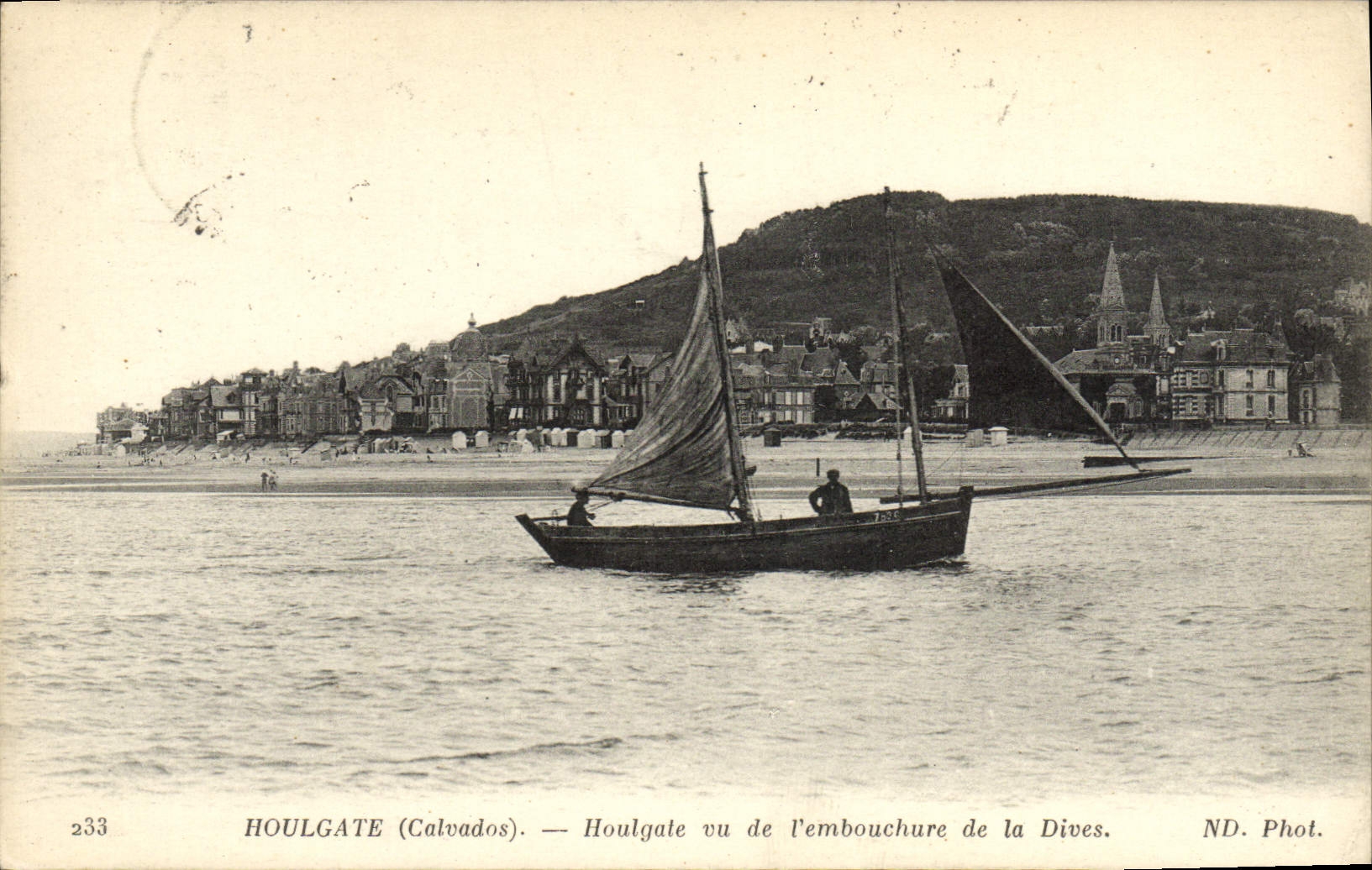 CPA Honfleur Houlgate vu de l'embouchure de la Dives Bateau