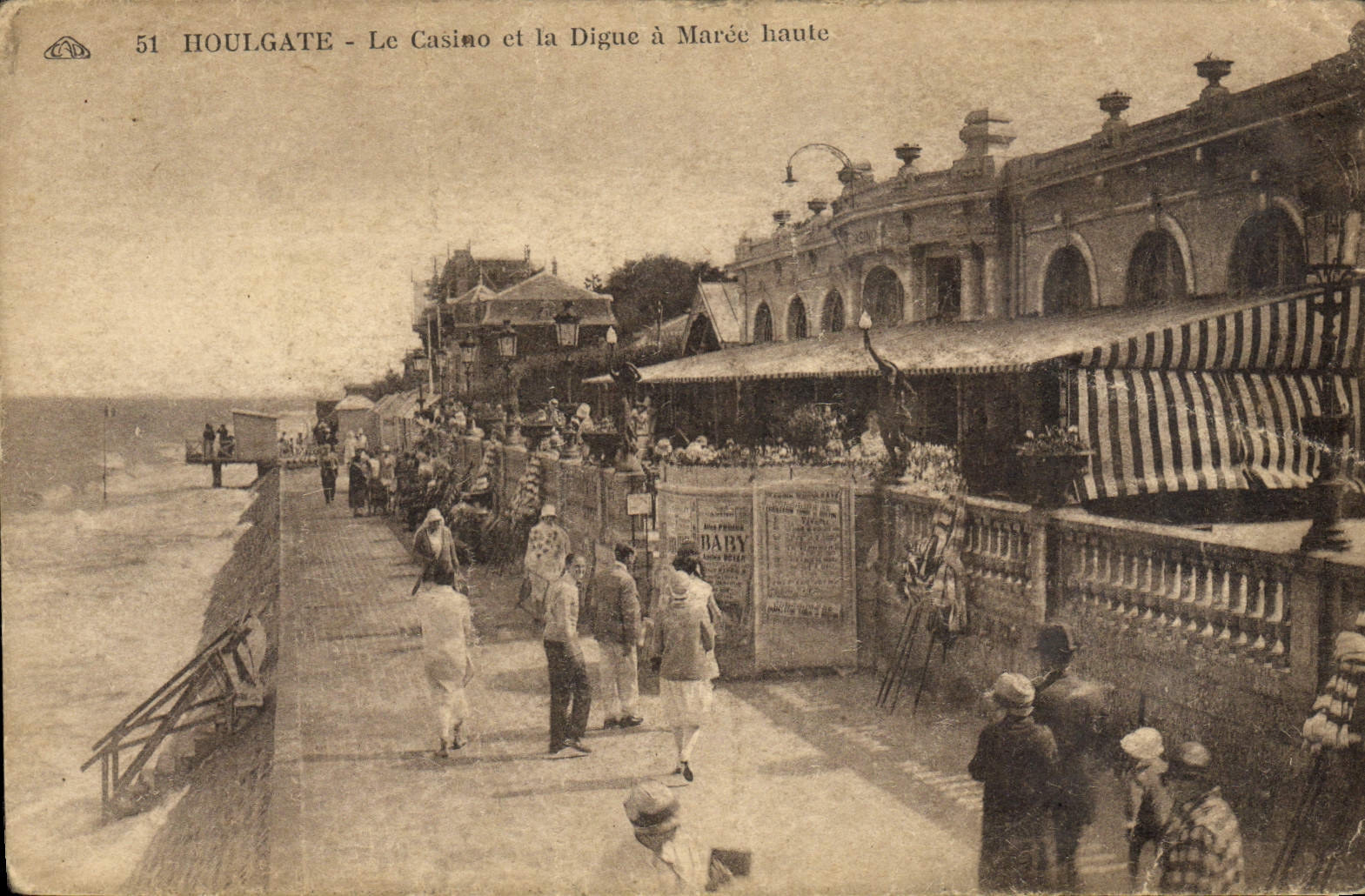 La POSTAL Houlgate de la VENDIMIA el casino y la presa tiene alta marea